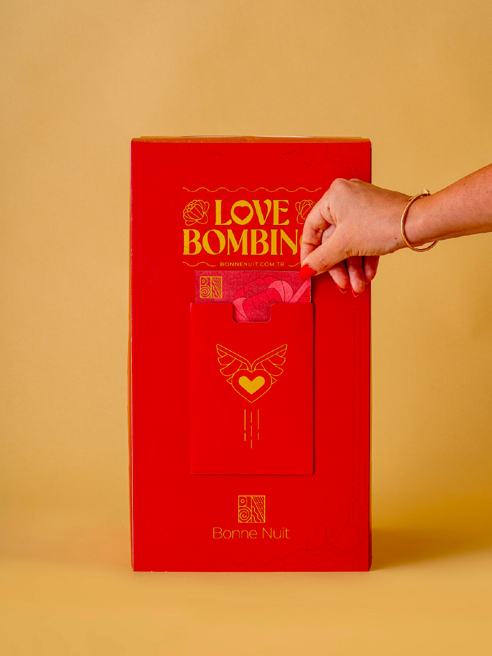 Love Bombing, Peluş Ayıcık, Uçan Balon